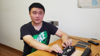 635分盲人考生成長(zhǎng)路：高中期間父親為他讀了一米多厚試卷