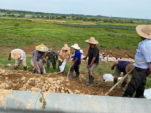 王家村村民在康山大堤上处理一处险情 受访者供图