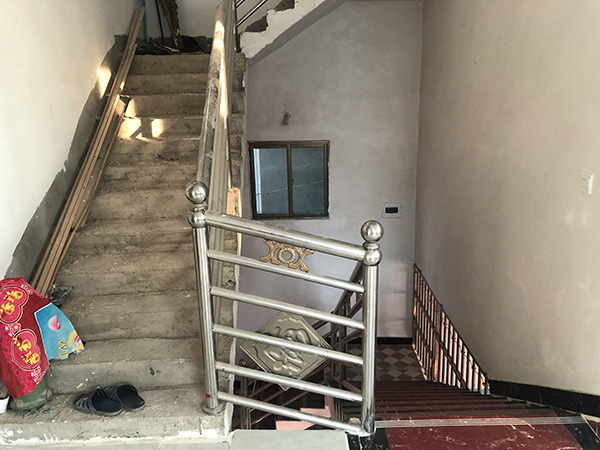 王忠林房屋的楼梯装修了一半