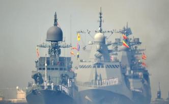 俄海军阅兵，年内将接收约40艘配备高超音速打击系统舰艇