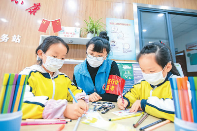 江苏省海安经济技术开发区东城社区志愿者指导孩子们制作“绿书签”主题书签，自觉抵制不良信息，营造健康向上文化氛围。 翟慧勇摄（人民视觉）