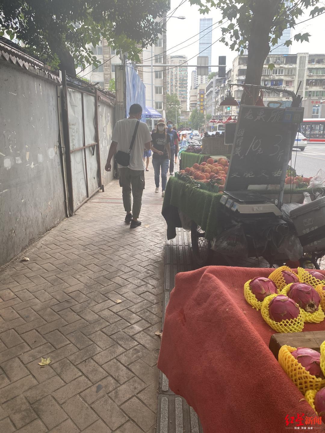 庆云南街，盲道被小商贩占用