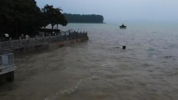 安徽三千年古镇被淹，上千名青年志愿抗洪