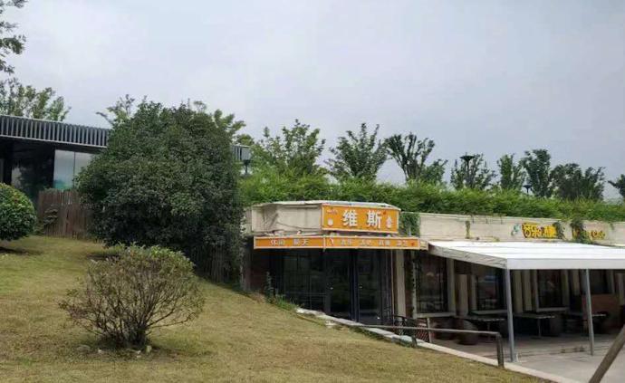 南京回应“秦淮河大堤被挖空建餐厅”：追责并拆除