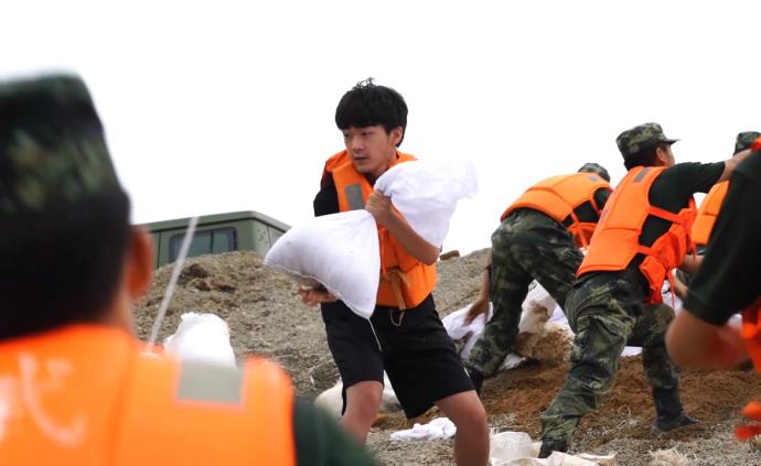 大二男生主動扛沙袋，用零花錢給抗洪戰(zhàn)士買水