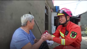 安徽独居老人房屋被淹哭泣，山东消防为其购置生活用品
