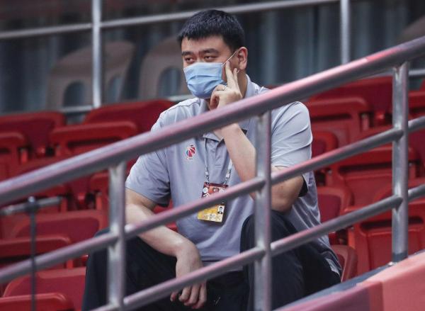 姚明现场观战CBA常规赛最后一轮。