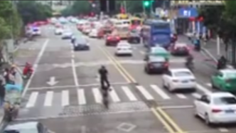 男子站在摩托車，炫技不成反被拘了