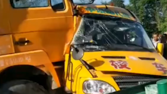 陕西汉阴货车与幼儿园校车碰撞致1儿童死亡，货车司机被控制