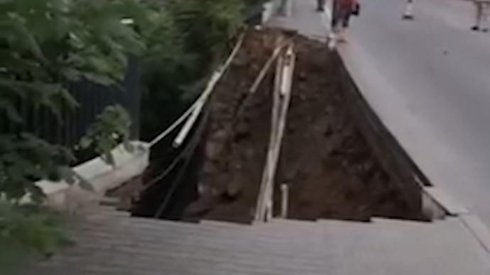 重庆一人行道垮塌行人坠坑，应急管理局：行人轻微擦伤