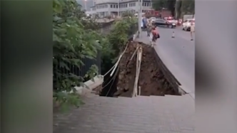 重庆武隆区城管局回应“道路塌方行人受伤”：降雨致地质滑坡