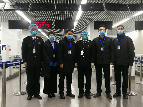 王友农(左三)防疫视察 宝山区 供图