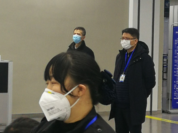 王友农(右一)防疫视察 宝山区 供图