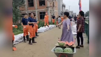 山東消防增援阜陽，熱心大姨推小車送西瓜