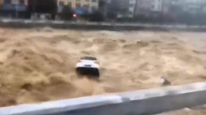 建始洪水退去，眾多車輛露出水面