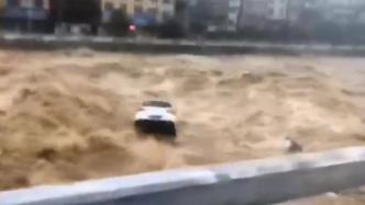 建始洪水退去，众多车辆露出水面