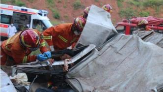 云南昭通一辆皮卡车坠落30米悬崖，造成2人死亡2人受伤