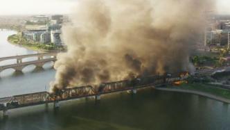 美国一运有危险品货运列车脱轨：铁路桥部分坍塌，燃起大火