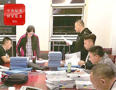 内蒙古自治区纪委监委专案组工作人员在研判文民案情。石继芳 摄