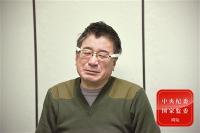 面对组织审查调查,文民逐渐交代违纪违法事实,流下悔恨的泪水。刘东亮 摄(内蒙古自治区纪委监委供图)