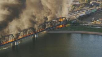 美国一列车脱轨起火，疑似有害液体泄露