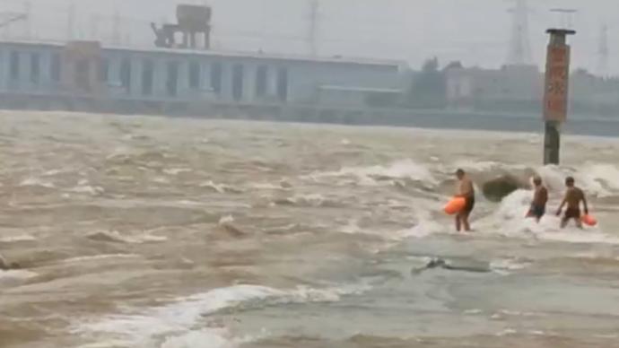 3男子在葛洲坝泄洪区游泳，海事局谴责