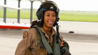 美海军百年来首位非裔女战斗机飞行员诞生