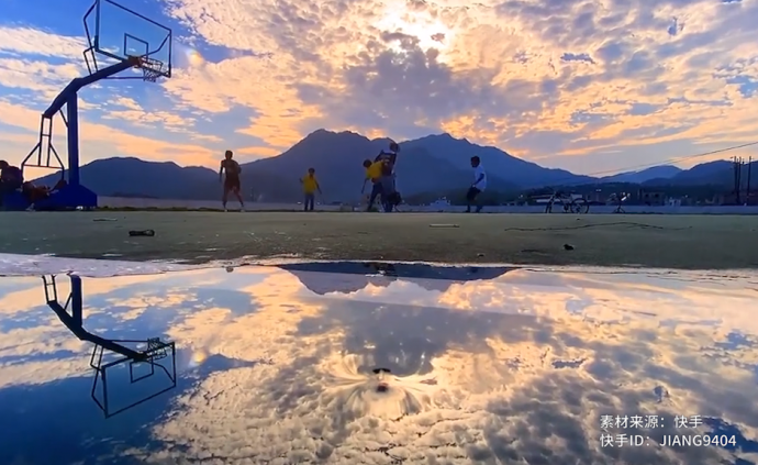 治愈系画面！学生在油画般的夕阳球场打球