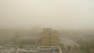 新疆塔城现沙尘天气：沙墙来袭能见度不足百米