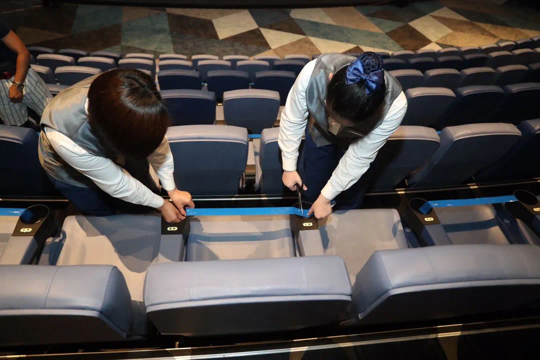 上海红星电影世界的工作人员为隔位就座进行布置.