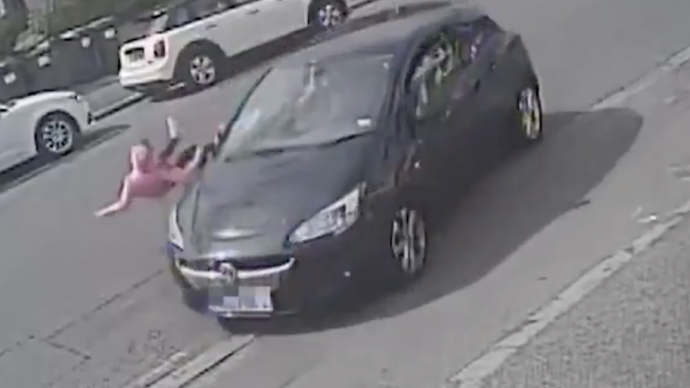 英國11歲女孩被車撞飛后“奇跡”逃生