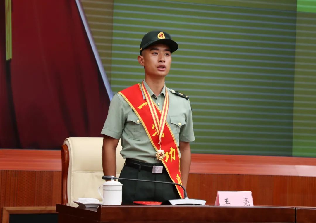第72集团军庆功授奖大会现场，王亮披上了红绶带，胸前挂着一等功奖章。