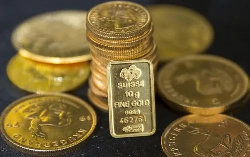 这是2015年7月21日拍摄的英国伦敦一家贵金属投资公司展出的金币和金条。新华社 图