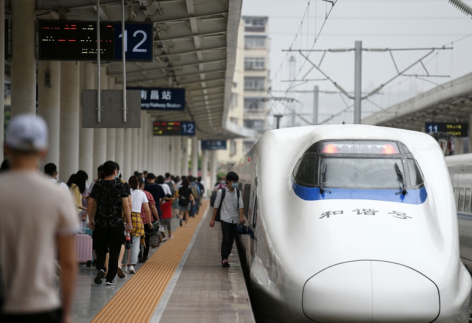 7月铁路发送旅客2.07亿人次。