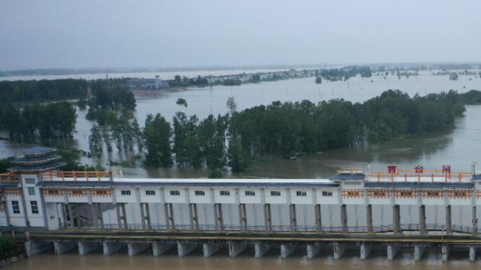千里淮河第一闸王家坝退水闸开闸泄洪，开始向淮河排水