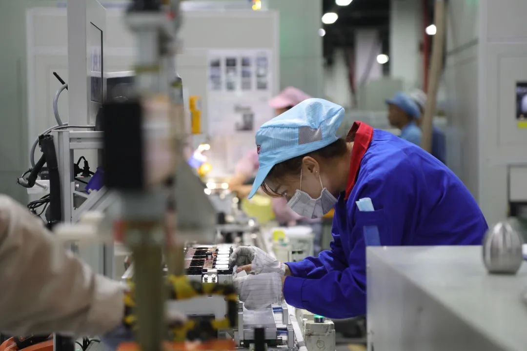 7月28日,在西宁市南川工业园区的青海比亚迪动力电池工厂内,工作人员在生产车间作业。新华社记者 赵玉和 摄