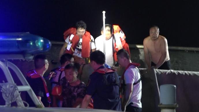 渔船搁浅16船员被困，海事联系拖轮施救