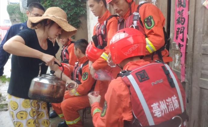 村民把食品放在门前：备给消防员自行取用