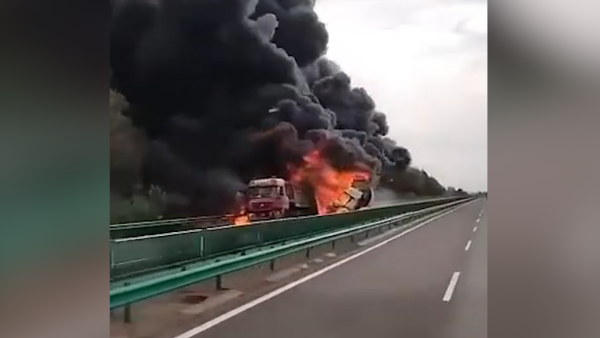 榆林两车追尾致油罐车爆炸起火，3人被困车内