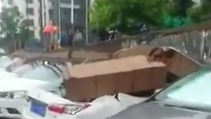 泰安大雨，一小区围墙坍塌14辆车被砸