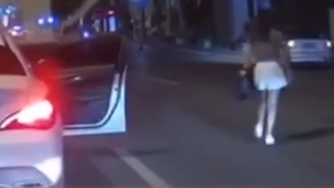 武汉一女子从行驶车辆上摔落，车主称为情侣吵架