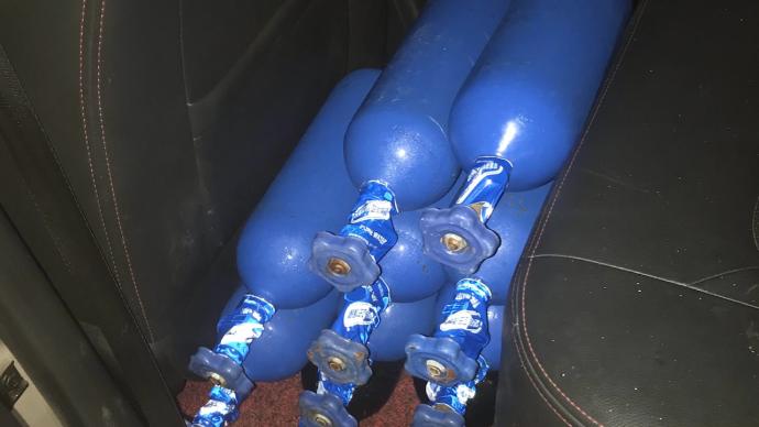 民警街头拦截可疑轿车缴获41罐笑气