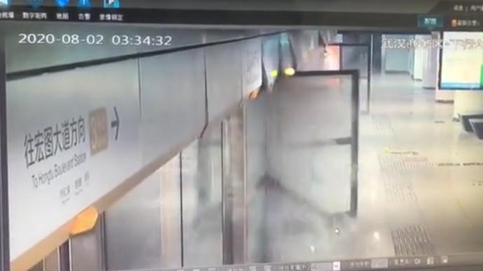 武汉地铁屏蔽门被撞碎，官方：凌晨维修设备侵限，不影响运营