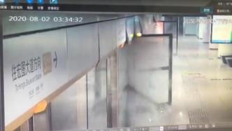 武漢地鐵屏蔽門被撞碎，官方：凌晨維修設備侵限，不影響運營