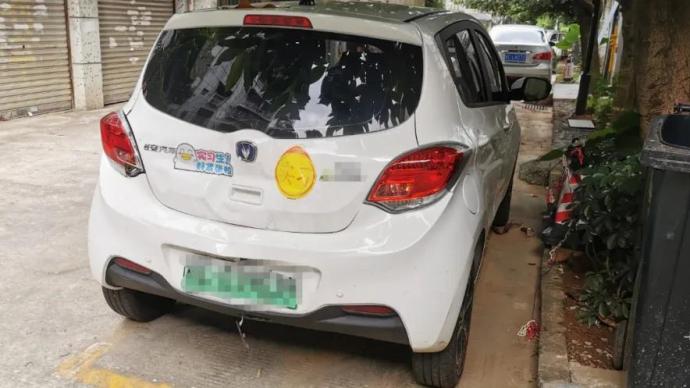 母亲倒车撞倒自己孩子致其死亡，车尾贴着“实习”标志