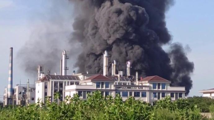 湖北仙桃化工厂锅炉爆炸，附近居民家玻璃全被炸碎