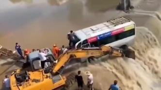 村民洪水中用挖掘机挡住客车救下14人