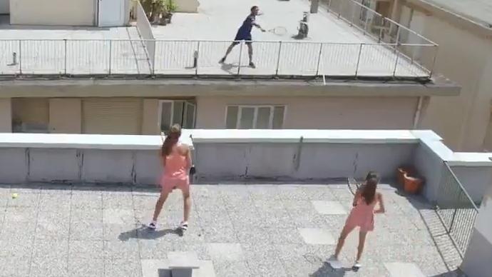 意大利女孩屋顶打网球，偶像费德勒“从天而降”