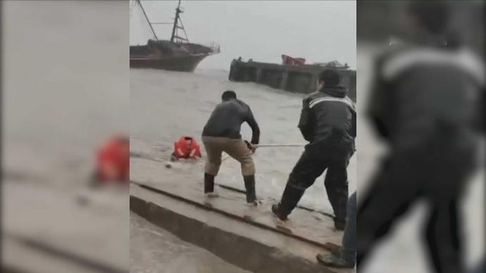 台风“黑格比”来袭：渔船搁浅，19名被困船员终获救