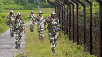 印孟边界附近，印度边境安全部队一军官掏枪射杀两名同事